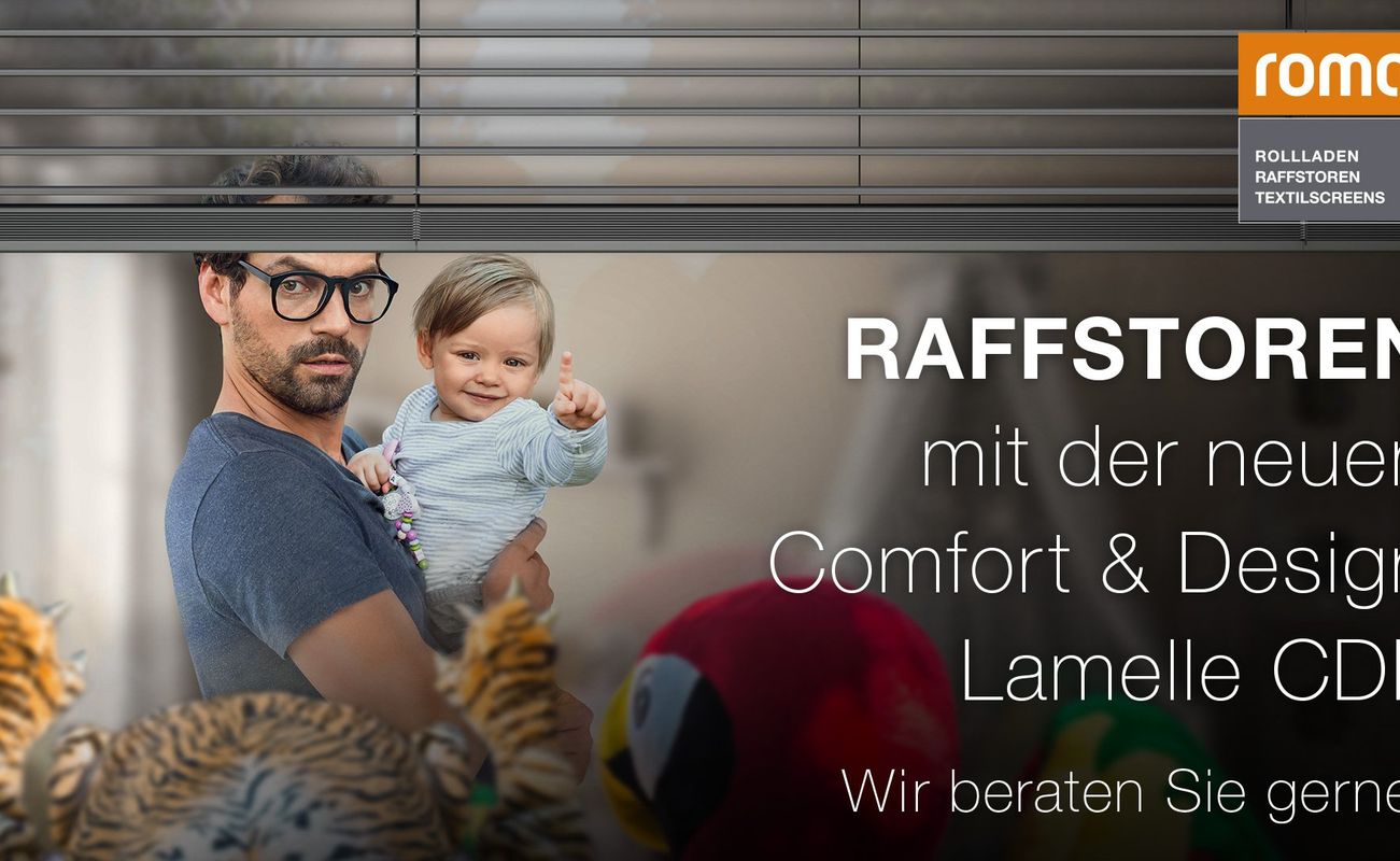 Ein Mann hält ein Kind in den Armen, während im Hintergrund Raffstore und verschiedene Spielzeugtiere sichtbar sind.