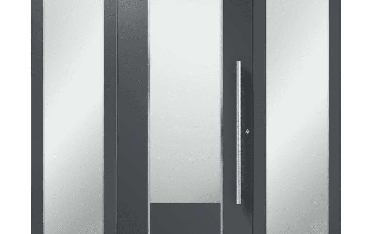 Moderne Eingangstür mit zwei seitlichen Glaselementen, graue Oberfläche und langer, schlanker Türgriff.